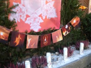 Feuergirlande-und-Friedenskerzen